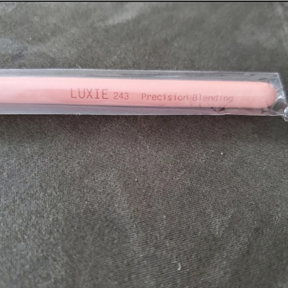 2 small Luxie brushes in pink